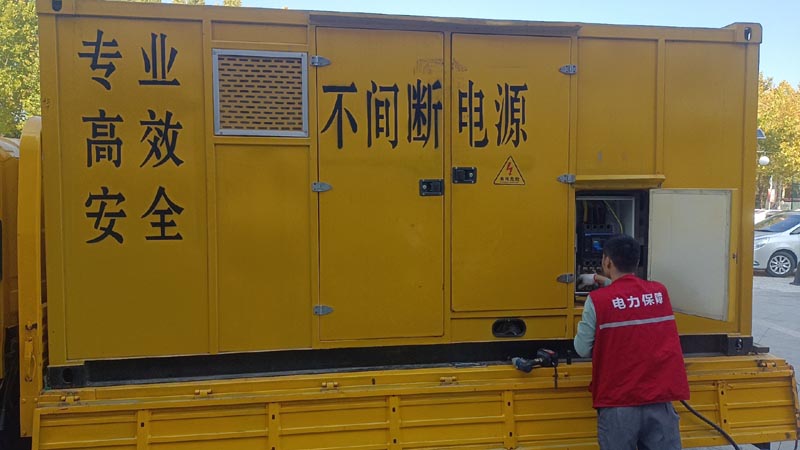 城中柴油发电机组和UPS电源配合使用时，如何避免切换过程中的电力中断？