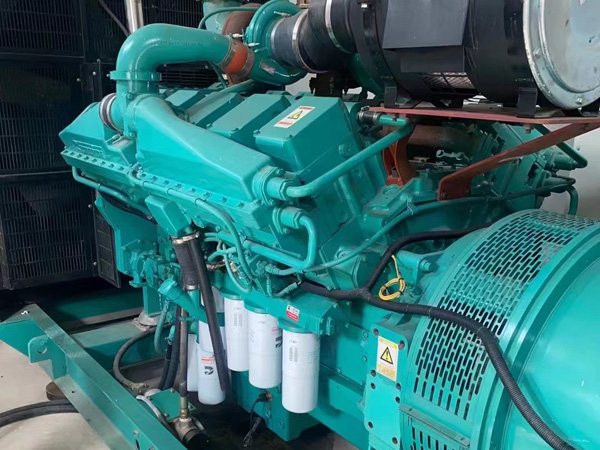 城中更换100kW柴油发电机组机油时，需要注意哪些事项？